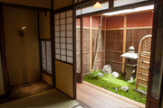 京都の御旅宿月屋：三日月の部屋 格子窓と釣り照明