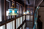 京都の御旅宿月屋：三日月の部屋 格子窓と釣り照明