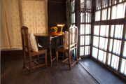 京都の御旅宿月屋：三日月の部屋 机と椅子